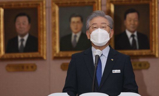 이재명(사진) 경기도지사가 20일 경기도 수원 경기도청에서 열린 국회 국토교통위원회의 경기도청에 대한 국정감사에서 업무보고하고 있다. <연합뉴스>